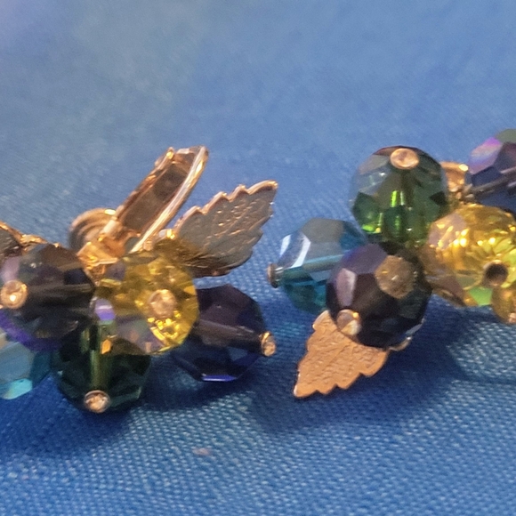 Vintage Gorgeous Blue Green AB Crystal Clip Earrings With Goldtone Leaf Accent - Picture 4 of 7